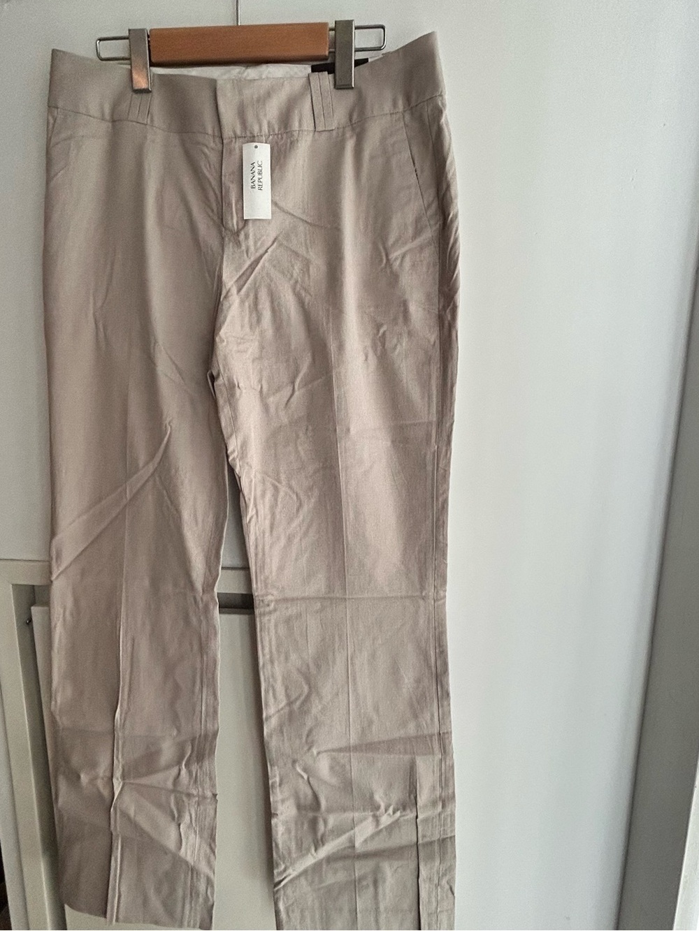 Banana Republic Women’s Martin Fit Straight-Leg Pants in Light Beige. Size 10